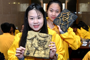 Philippine teenagers explore Chinese characters in Yantai