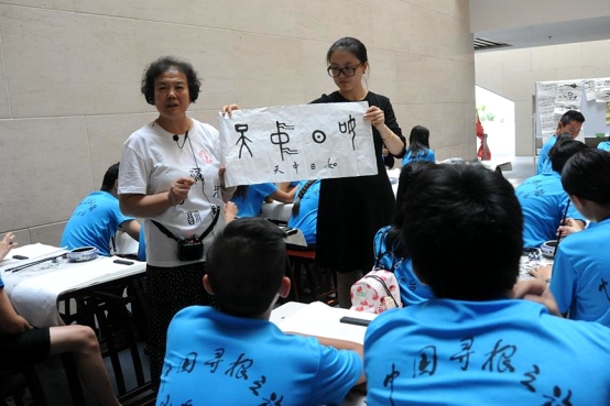 Overseas teens learn about ancient Chinese characters