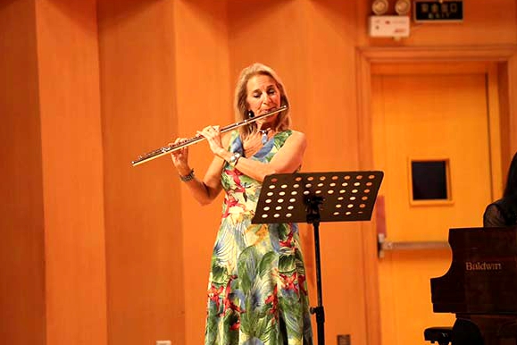International musicians perform at Qingdao music event