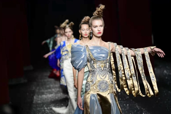 Intl fashion show staged in Jinan