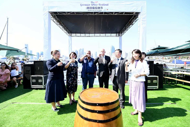 Guests drink up at Qingdao's German Wine Festival