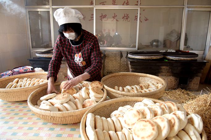Traditional baked wheaten cakes enter sales season in Rongcheng 