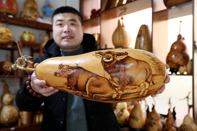Rizhao artist creates gourd pyrography to welcome Chinese New Year