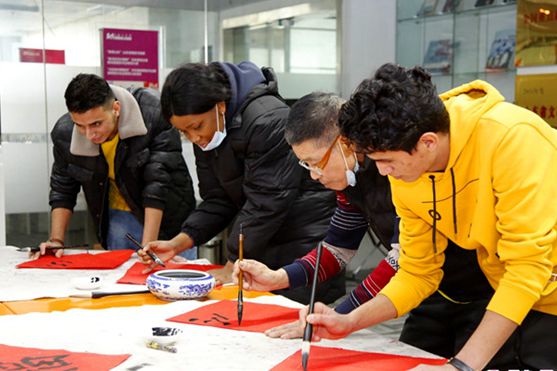 Foreigners learn to write New Year scrolls in Shandong 