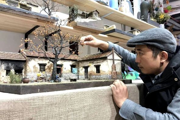 Jinan craftsman creates miniature scenes from films