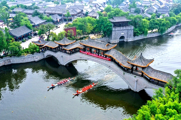 Taierzhuang Ancient Town hosts dragon boat race