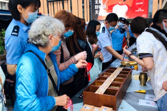 Expats celebrate Duanwu Festival at Shunjing community