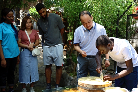 ​Foreigners learn about Shandong cuisine culture in Jinan