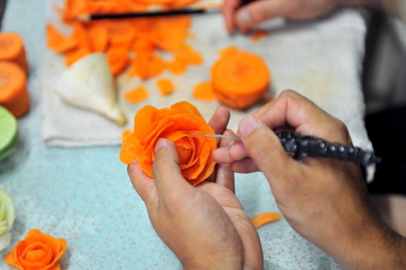 Chef promotes food carving craft in Qingdao 