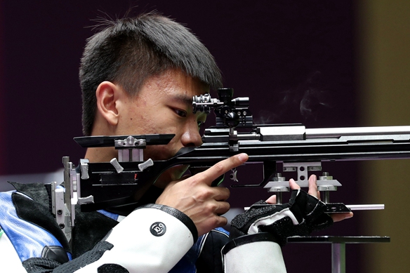 China's Zhang breaks world record to win men's 50m rifle 3 positions at Tokyo Olympics