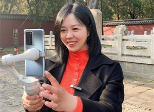 Shandong tour guide gives speech at APEC conference