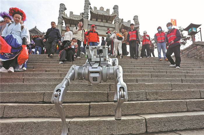 Robotic dogs take out trash on Mount Tai