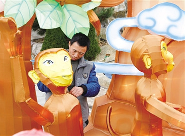 Handcrafted lanterns sell well at Mountain Taishan in Tai'an city