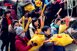 Praying for a fortunate Year of the Rooster at Mount Tai