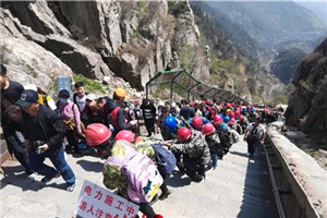 300 porters gather on Mount Tai
