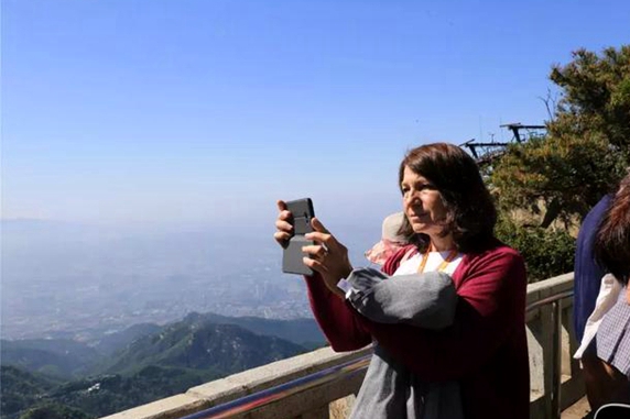 Guests from World Senior Tourism Congress visit Mount Tai