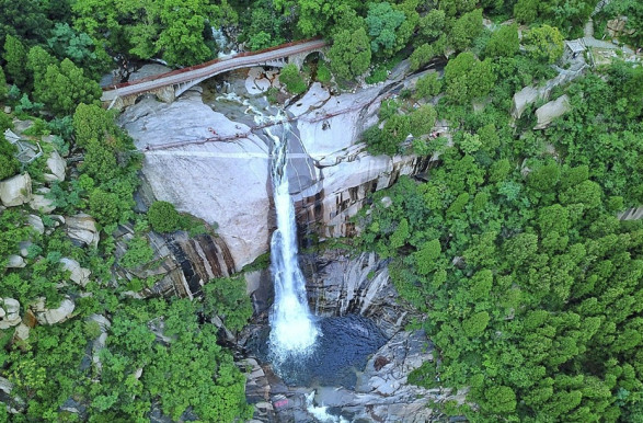 Waterfall on Mount Tai makes a splash after rain