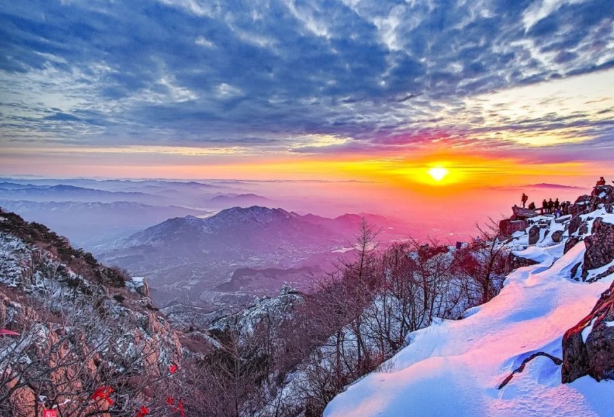 Spectacular sunrise scenery on Mount Tai