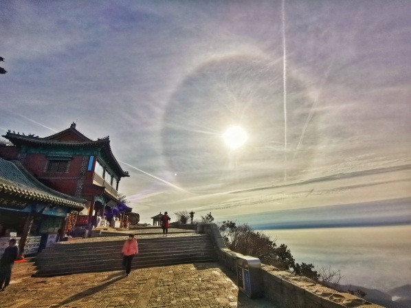 Sundog mystifies Mount Tai
