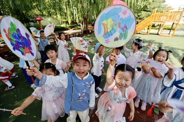 Tai'an children celebrate festivals in traditional Chinese clothing
