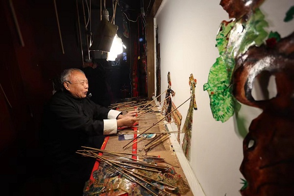 78-year-old stages solo shadow puppetry in Tai'an