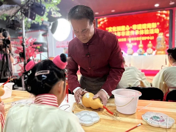 Taishan Yang's gourd carving inheritor shows off skills in Tai'an 