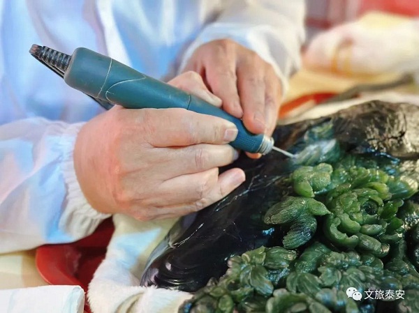 Taishan Zhang's jade carving inheritor shows off skills in Tai'an 