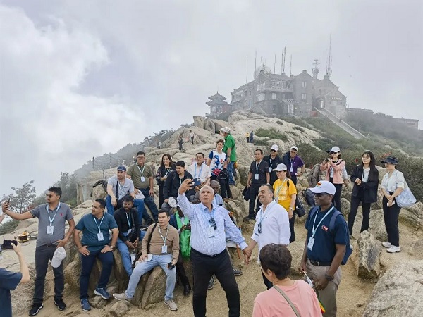 Expats visit Mount Tai ahead of intl Mount Tai climbing event