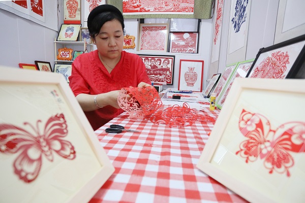 Noodle shop owner draws crowds with her art