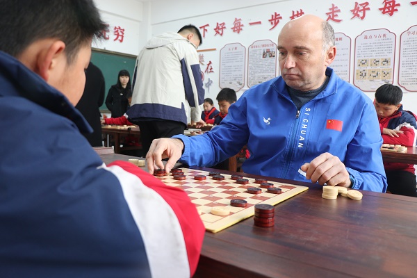 World champions play intl draughts with Xintai students