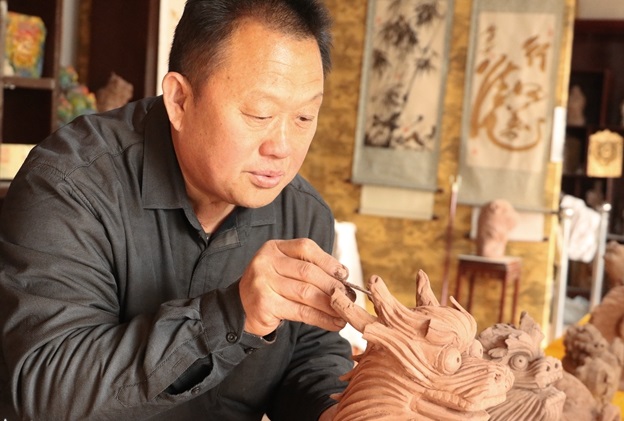 Tai'an craftsman celebrates Year of the Dragon with clay 