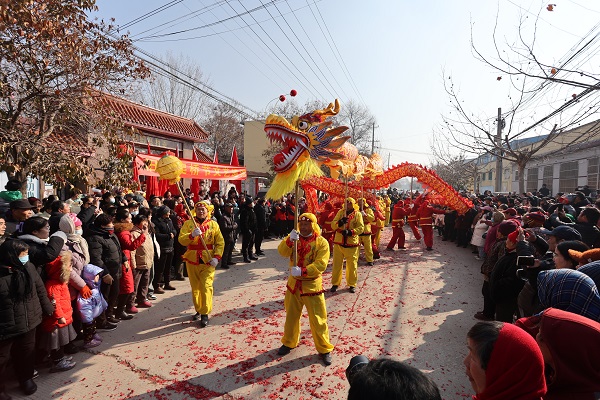 Tai'an locals celebrate annual Bridge Climbing Festival