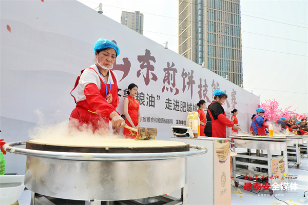 Taste buds tingle as pancake contest held in Feicheng