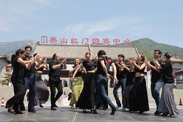 Spanish dancers perform with passion at Mount Tai Scenic Area 