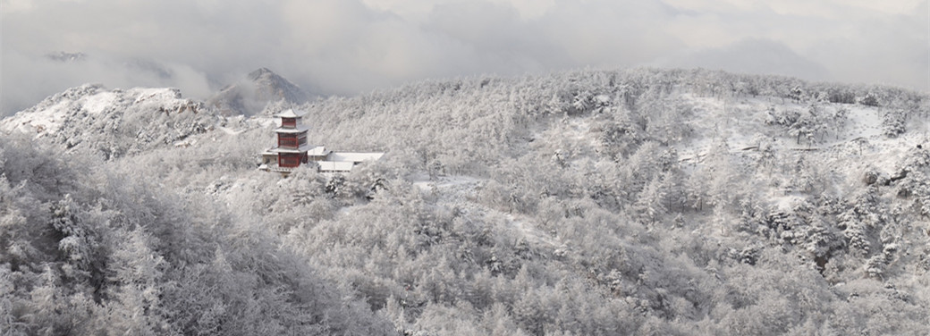 Snowfall creates magical winter landscape on Mount Tai