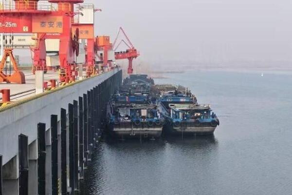 Fertilizer from Tai'an port fosters spring planting