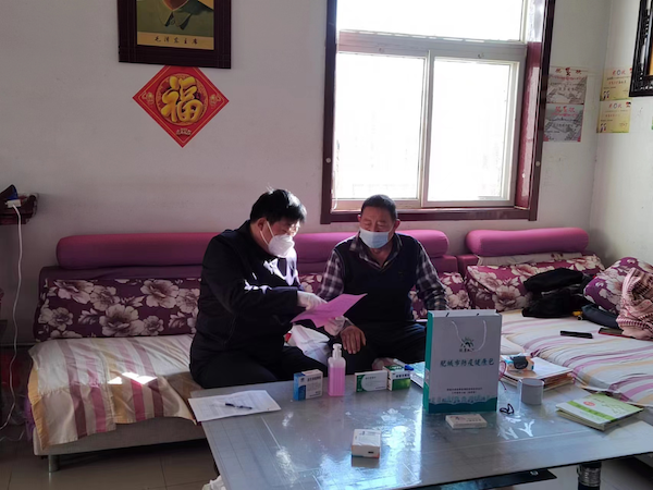 Feicheng distributes healthcare kits to people with special needs