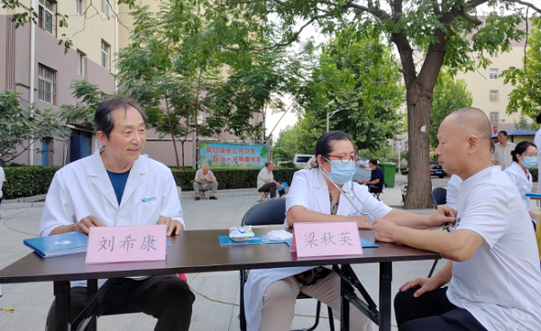 Volunteers hold free clinic for residents in Tai'an on Chinese Doctors' Day