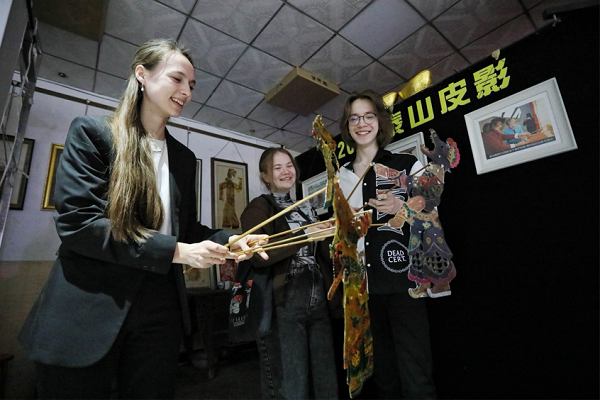 Intl students explore traditional Chinese culture in Tai'an