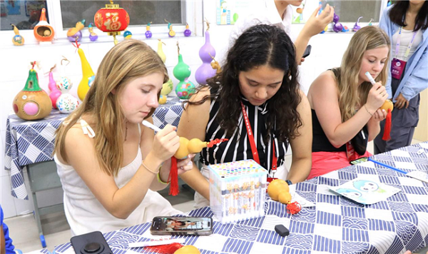 US youths explore traditional Chinese culture in Tai'an