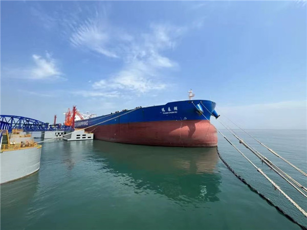 Yantai Port completes first dual-oil unloading operation