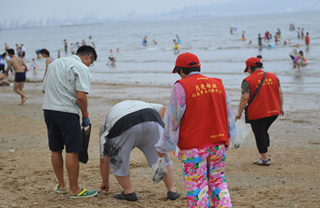 Yantai strives to clean its bathing beach