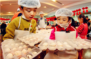 Yantai children make yuanxiao to mark Lantern Festival