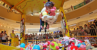 Have a try of human claw machine in Yantai