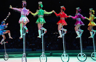 Top acrobats compete in Penglai