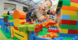 Contest on piling up building blocks in Yantai