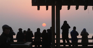 People view sunrise on New Year's Day in Yantai