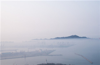 Mysterious foggy view seen in E China's Yantai