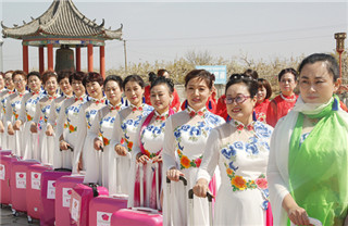 Cheongsam beauties welcome pear blossom festival