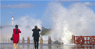 Cold front brings large waves along Yantai coast